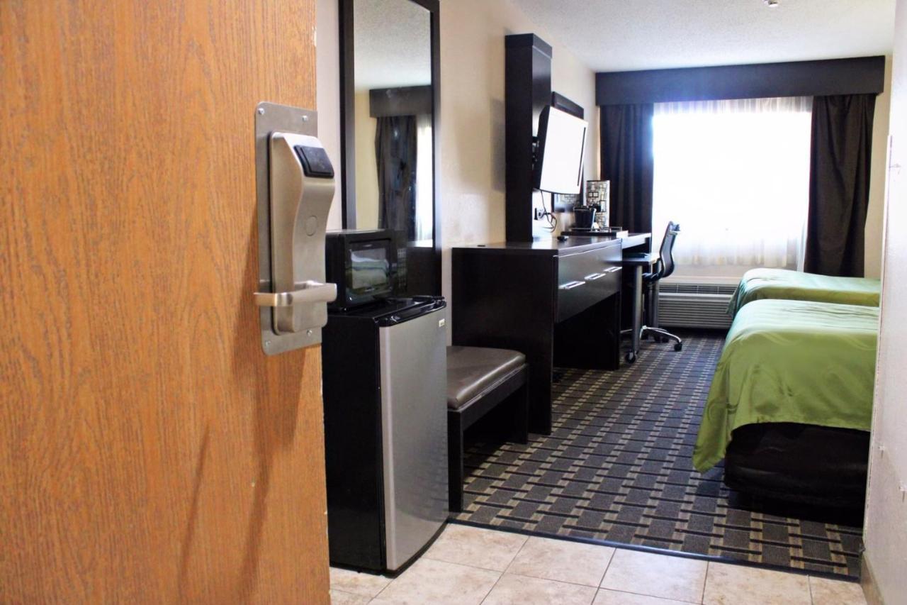 Quality Inn & Suites Detroit Metro Airport Romulus Exterior photo