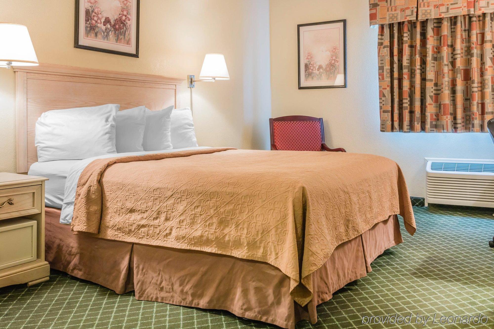 Quality Inn & Suites Detroit Metro Airport Romulus Exterior photo