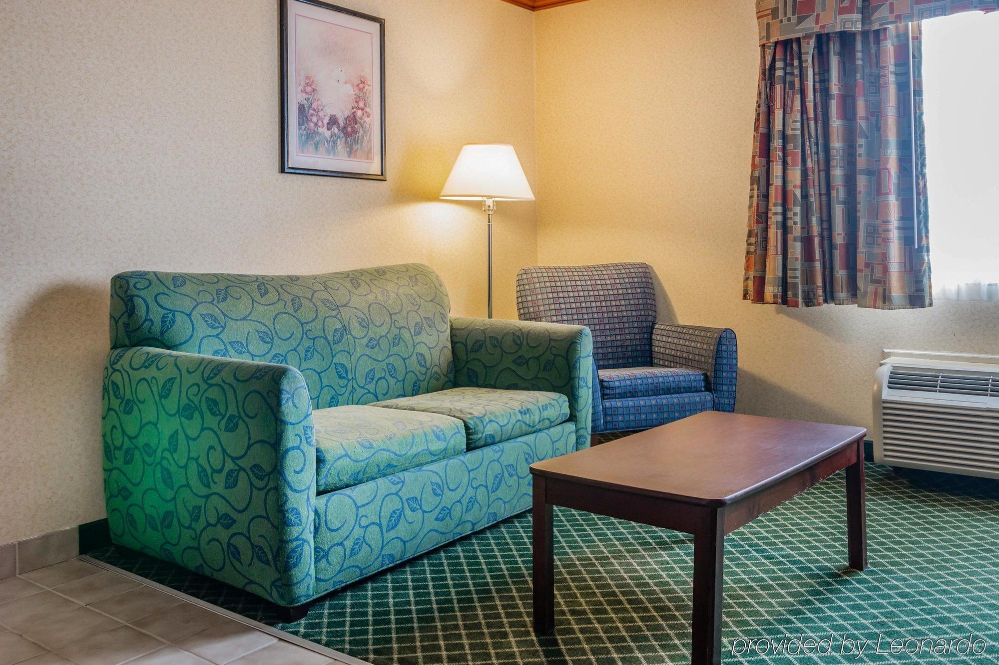 Quality Inn & Suites Detroit Metro Airport Romulus Exterior photo
